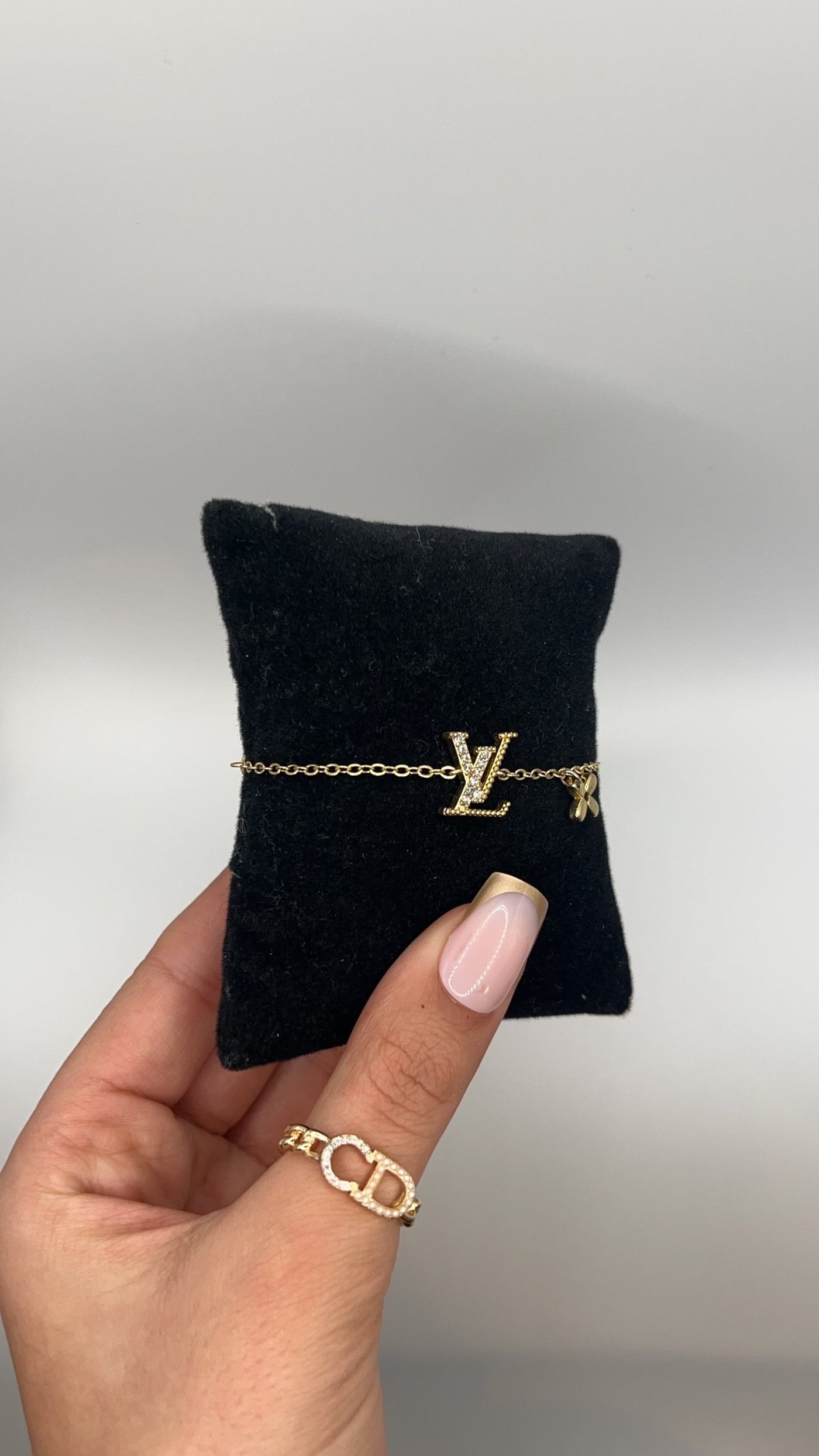 سوار LV حصري